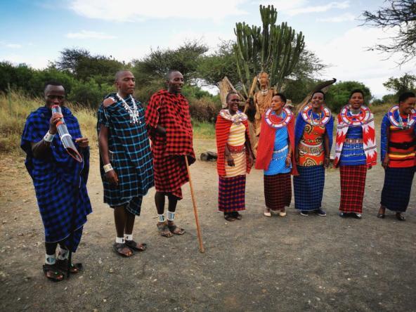 Original Maasai Lodge Begrüßung durch Masai Tanz Tansania