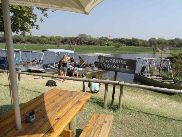 Maun – Okavango River Lodge – Bootsan(ab)legestelle