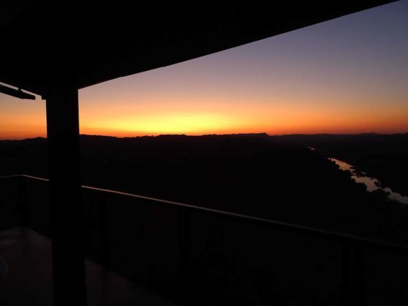 Sonnenaufgang vom Bett aus – Outpost Lodge