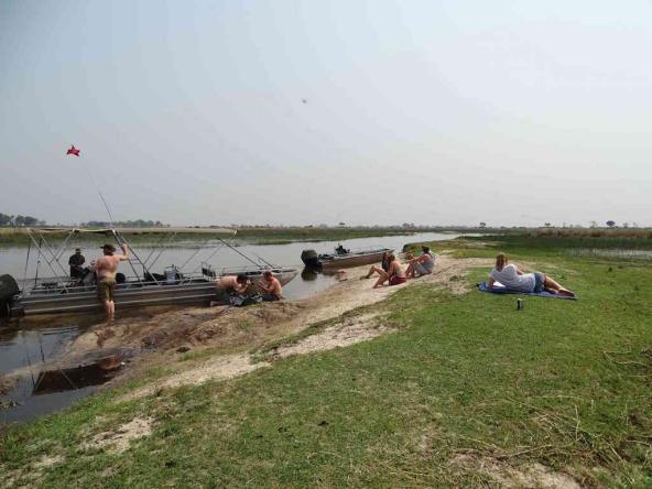 Gemütliches „Chillen“ auf den Flussbänken im Delta