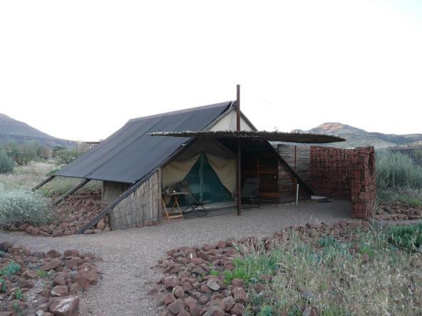 Etendeka Mountain Camp – Luxus Hauszelt mit „Bucket Shower“