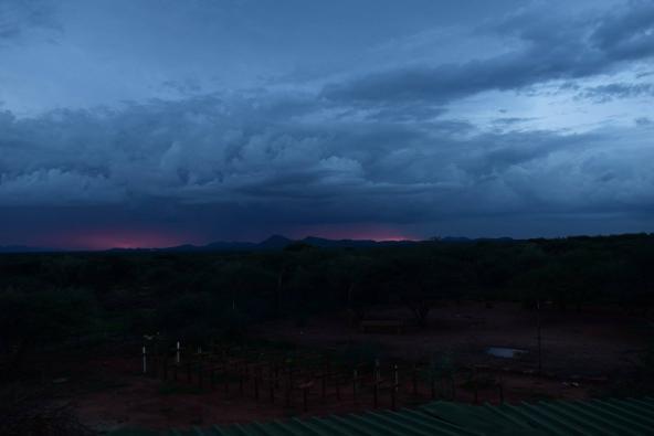 Jeden Abend ziehen gewaltige Gewitter am Horizont auf