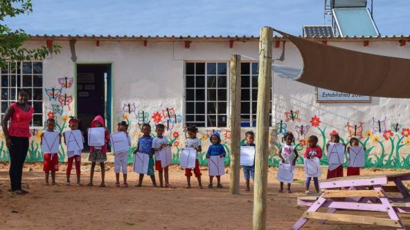 Die Kinder des Naankuse Kindergartens führen am Valentinstag einen Tanz auf