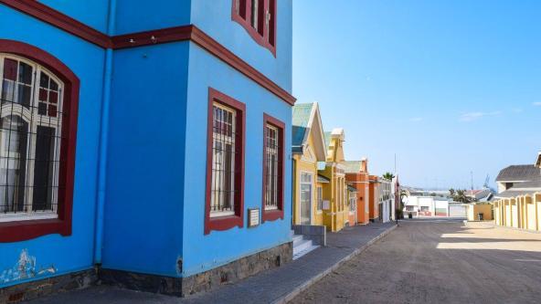 Bunte Häuserfront in Lüderitz