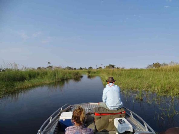 Erkundung der zahlreichen Wasserkanäle im Okavango Delta per Boot