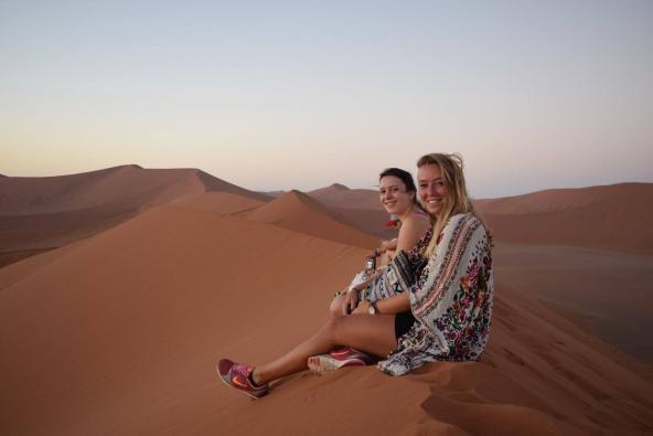 Ein bisschen verschwitzt aber sehr glücklich genießen wir die weite Sicht über die Namib-Wüste