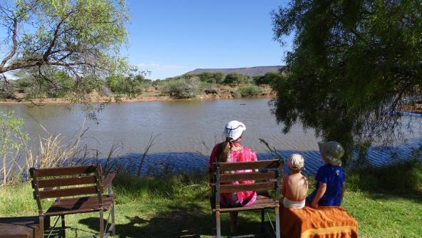 Namibia Mount Etjo Familien See Flusspferd Tierbeobachtung Kinder