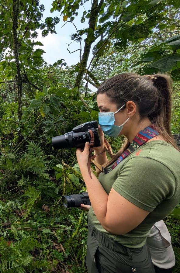 Gorilla Trekking Ostafrika Fotoausrüstung und Maske