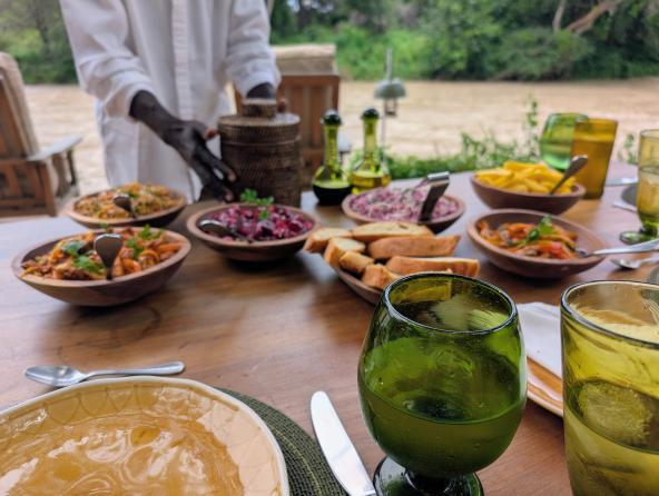 Köstliche Speisen im Laba Jongomero mit Flussblick