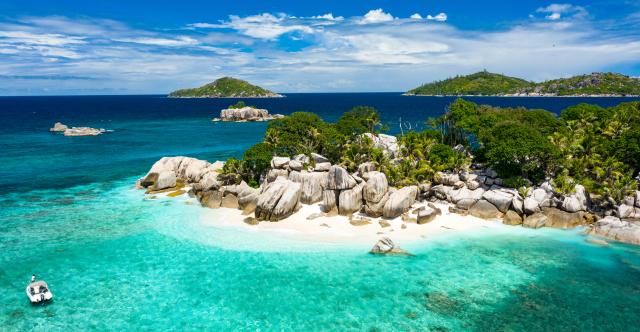 Indischer Ozean Seychellen Strand Granitfelsen Boot