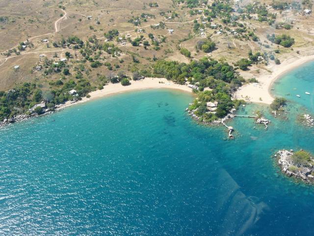 Malawi Länderkombination Malawisee aus der Luft Flugsafari