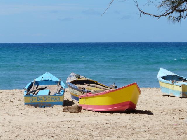 Mosambik Rundreisen südliches Afrika Indischer Ozean Strand bunte Boote