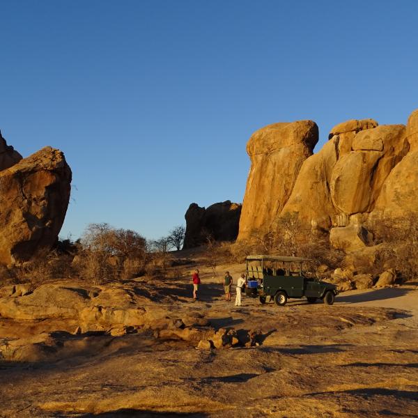 Namibia Rundreisen geführt Erongo Gebirge Sundowner Safarifahrzeug