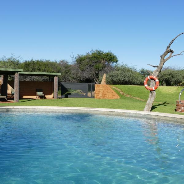 Namibia Unterkünfte Pool Okonjima Plains Camp Lodge