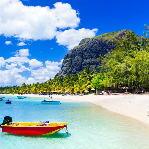 Mauritius Unterkünfte Strand Aktivitäten Boot türkisfarbenes Meer Indischer Ozean