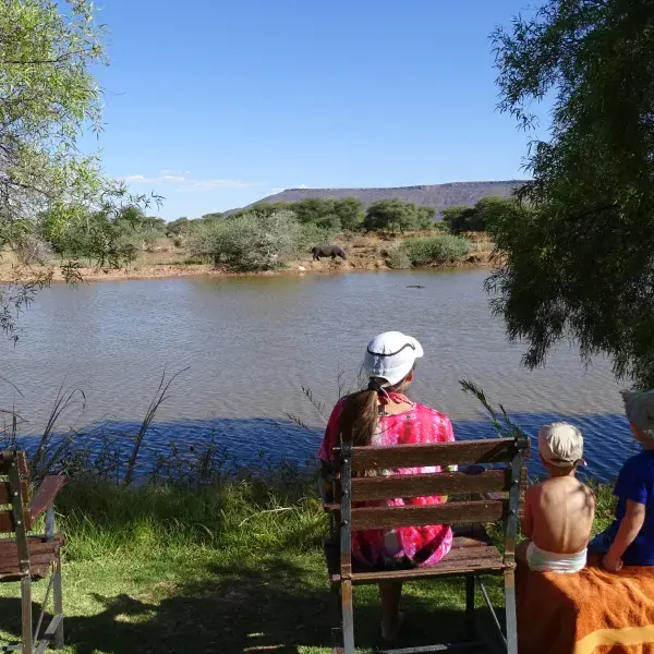Mount Etjo Flusspferde am See Familienreise Namibia mit Kindern